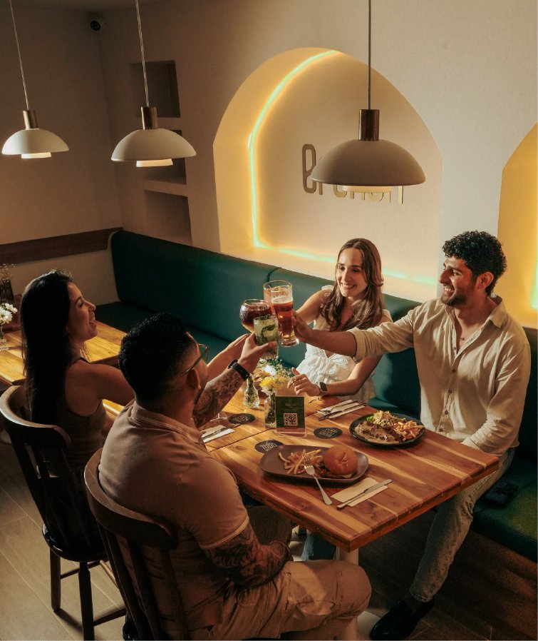 Brindis entre amigos en el salón Épico