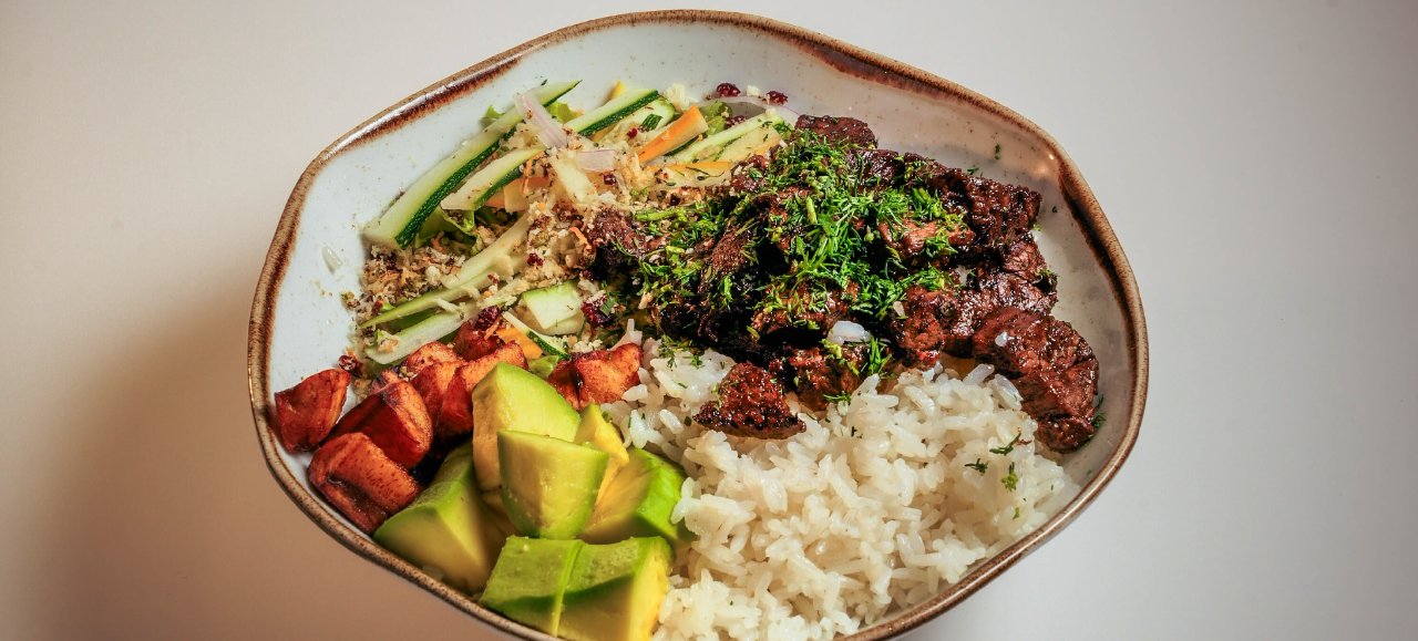 Bowl de carne, arroz y aguacate