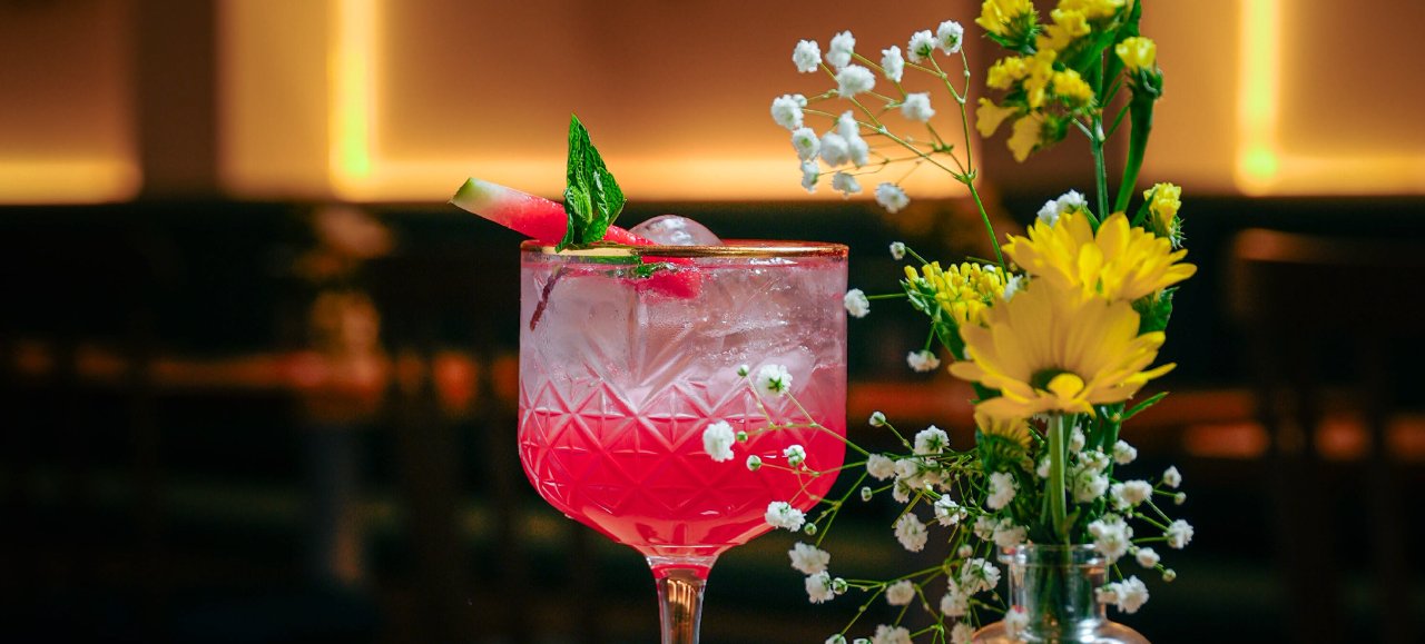 Coctel de sandía con flores