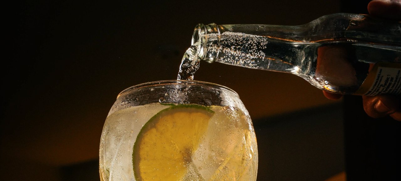 Gin tonic servido en mesa