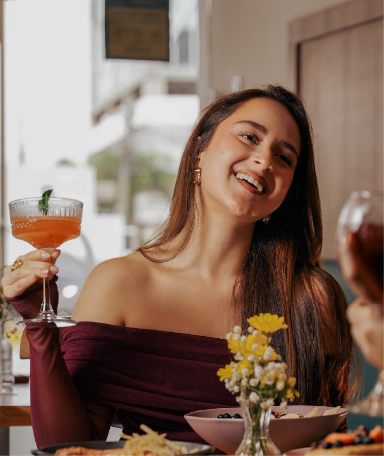 Invitada disfrutando un coctel